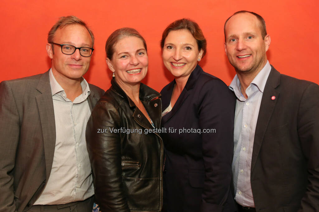 Stefan Knoll, Redakteur Innenpolitik des Format, Ulrike Mursch-Edlmayr, Corinna Prinz-Stremitzer und Matthias Strolz, Abgeordneter zum Nationalrat und Vorsitzender der Neos: Salon A - Gesellschaft der österreichischen Apotheker: Salon A - Standort Österreich - Standpunkt Freie Berufe (11.10.2014) 