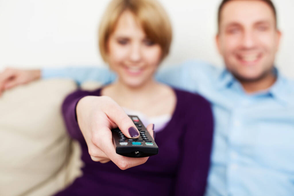 Fernsehen, Fernseher, Fernbedienung, TV, Television, fernschauen, http://www.shutterstock.com/de/pic-130173656/stock-photo-young-couple-watching-tv.html, © www.shutterstock.com (22.03.2025) 