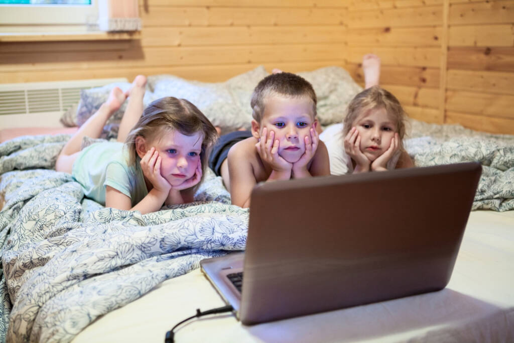 Fernsehen, Fernseher,Laptop, TV, Television, fernschauen, Kinder, http://http://www.shutterstock.com/de/pic-174294032/stock-photo-three-children-looking-at-laptop-monitor-before-sleeping-in-bed.html, © www.shutterstock.com (12.11.2024) 