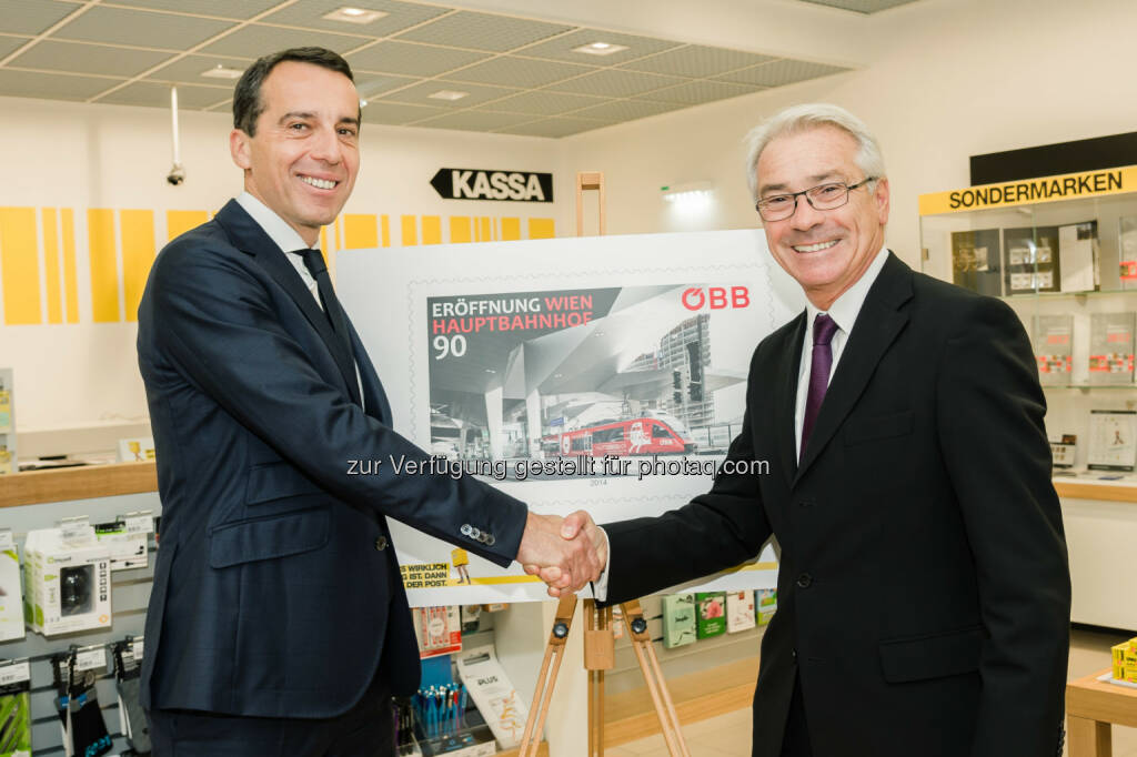 Christian Kern (ÖBB), Georg Pölzl (Post) - ÖBB und Post präsentieren Jubiläumsbriefmarke Eröffnung Wien Hauptbahnhof (Bild: Marek Knopp), © Aussendung (13.10.2014) 