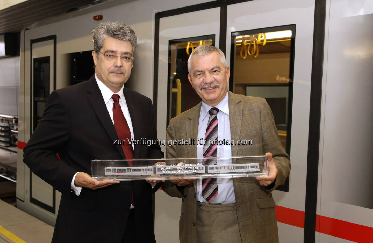 Wolfgang Hesoun (Generaldirektor der Siemens Österreich AG) und Günter Steinbauer (Wiener-Linien-Geschäftsführer) präsentierten den 50. V-Zug im Fuhrpark der Wiener U-Bahn am Montag im Rahmen einer Probefahrt. (Bild: Siemens AG Österreich)