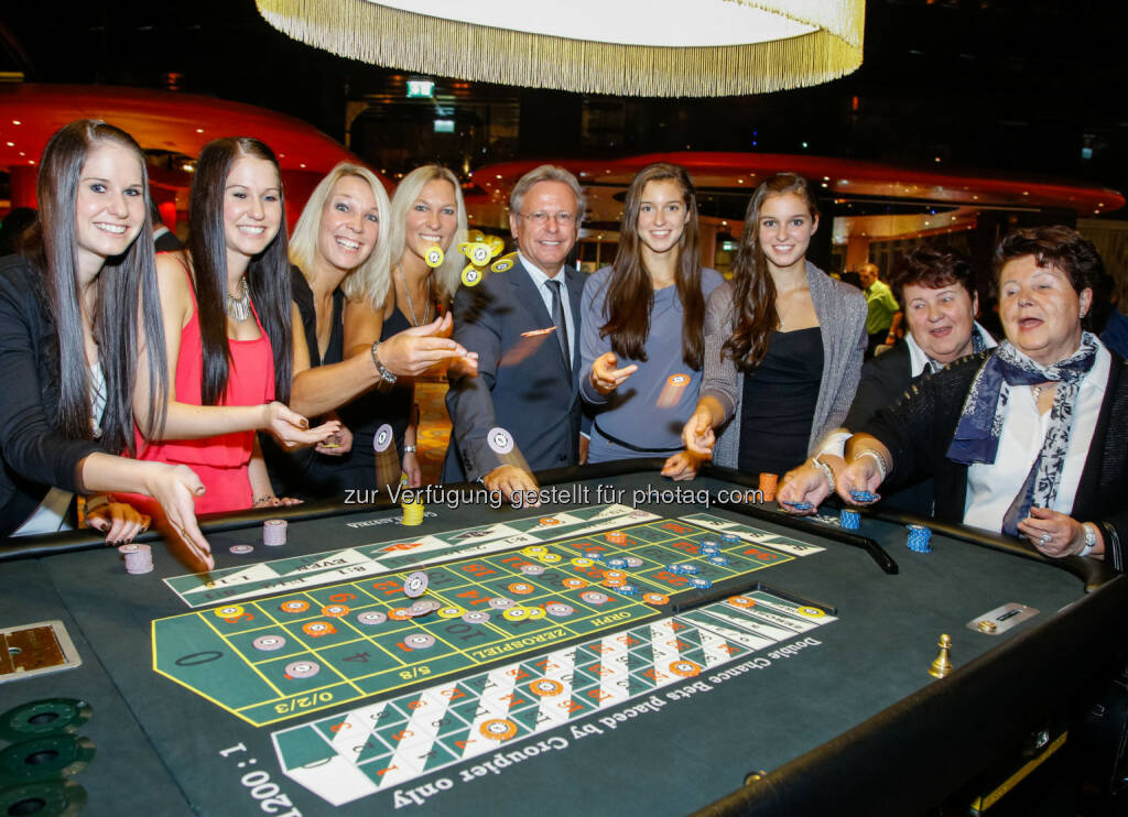 Zwillingspaare mit Casino Baden Direktor Edmund Gollubits: Casinos Austria: Double Roulette in den Casinos Baden und Wien erfolgreich gestartet, © Aussender (13.10.2014) 