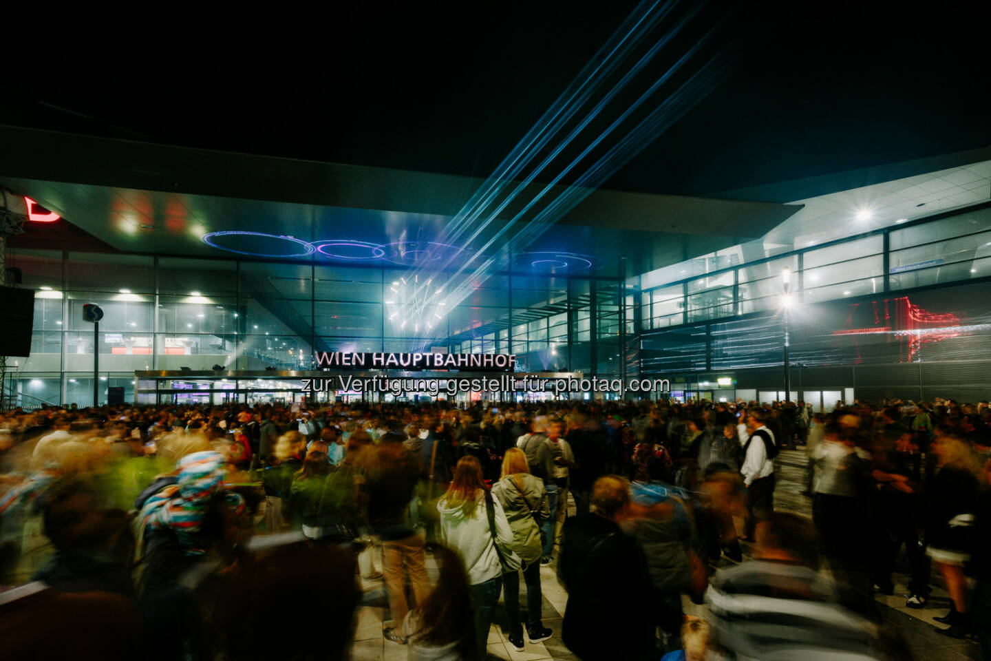 ÖBB Österreichische Bundesbahnen: Besucheransturm am Wiener Hauptbahnhof: 200.000 feierten bei der Eröffnung mit