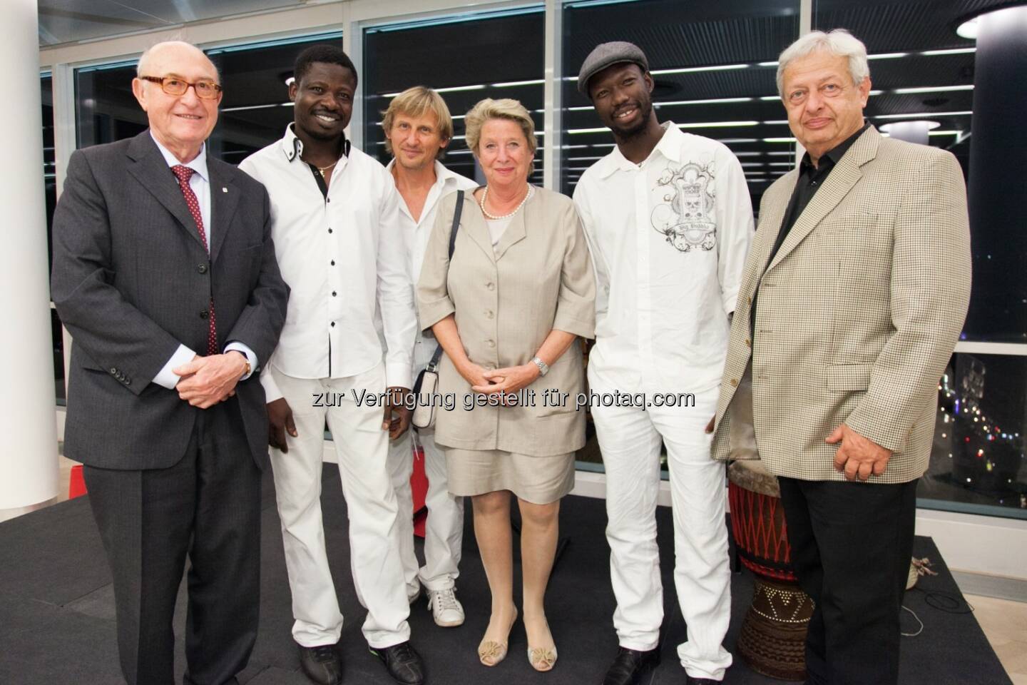 Günter Geyer (Vorstandsvorsitzender Wiener Städtische Versicherungsverein), Mamadou Diabate (Balafon, N'Goni), Sigi Finkel (Saxophon, Flöte), Ursula Stenzel (Bezirksvorsteherin 1. Bezirk), Abdulaye Dembele (Percussion, Vocals) und Prof. Wolfgang Graninger (Mediziner): Wiener Städtische Versicherungsverein: Kunst im Turm: Top-Mediziner Graninger trifft auf afrikanischen Jazz