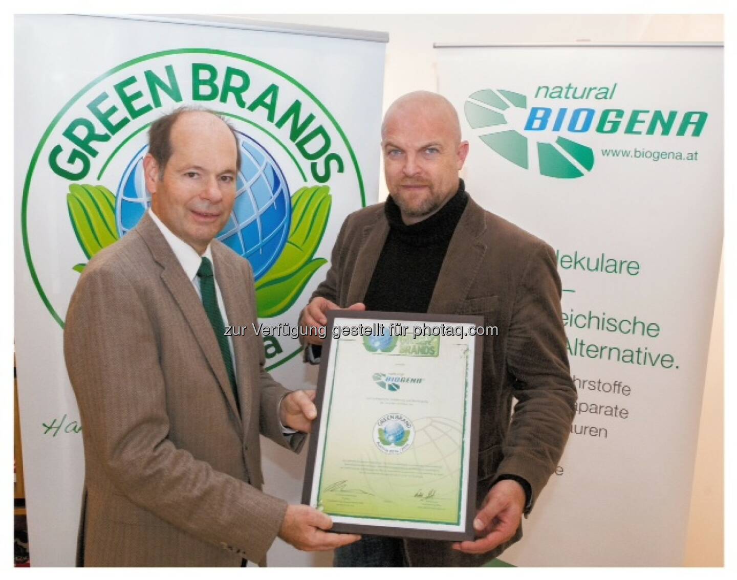 Norbert Lux, COO der Green Brands Organisation, Albert Schmidbauer, Eigentümer der Biogena Naturprodukte GmbH & Co KG: Green Brands Organisation Ltd.: Biogena als erstes Unternehmen aus der Gesundheitsbranche zu den Green Brands Austria ausgezeichnet