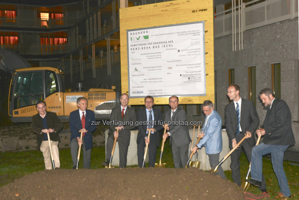 Architekt Wolfgang Krebs, SVA GD Stefan Vlasich, SVA Obmann Christoph Leitl, Bürgermeister von Bad Ischl Hannes Heide, HerzReha-Geschäftsführer Franz Kastner, Ärztlicher Direktor Robert Berent, SVA GD-Stv.Hans Aubauer, Pflegedirektor Heinz Carda: Sozialversicherungsanstalt der gewerblichen Wirtschaft: SVA-Obmann Christoph Leitl bei Spatenstich HerzReha Bad Ischl (15.10.2014) 