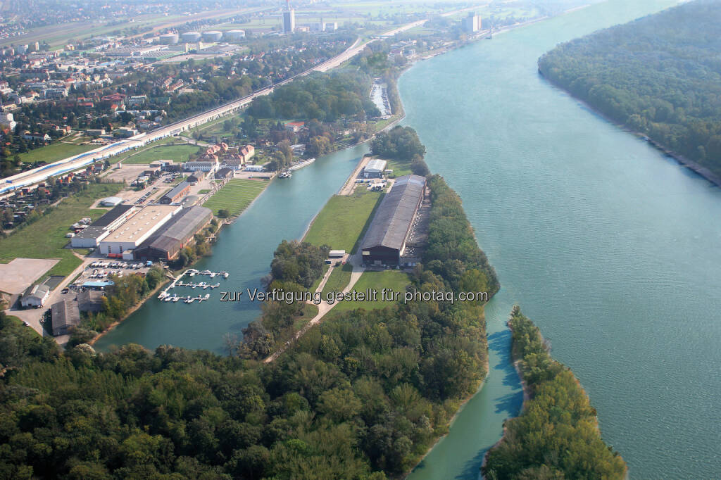 WRG - Werft Revitalisierung GmbH: Schönste Donauinsel wirbt um Jahrhundert-Ansiedlung: Dieses geschichtsträchtige Areal vor den Toren Wiens ist bereit für eine neue Ära. Wurden im 160-jährigen Bestehen der Werft Korneuburg fast 1.000 Schiffe gebaut, welche noch heute auf den großen Flüssen und Meeren unterwegs sind, so ist diese Halbinsel nun reif für Investoren, die sich an der schönen Donau ein Denkmal setzen wollen. Das Gelände wurde mit einem Investitionsaufwand in Millionen-Höhe perfekt umweltsaniert und Maßnahmen wie Hochwasserschutz und eine direkte Autobahnabfahrt vorbereitet., © Aussender (15.10.2014) 