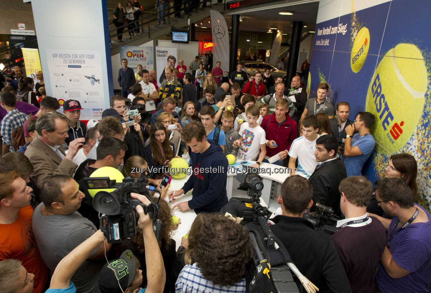 Andy Murray bei der Autogrammstunde am Erste Bank Stand, Erste Bank Open 2014, Wr. Stadthalle 15.10.2014, Copyright e|motion/zolles.com