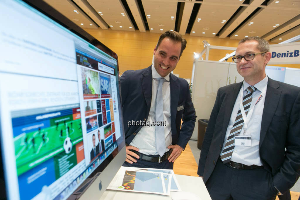 Philipp Arnold (RCB) und Günther Artner (Erste Group) blicken auf den Zertifikatebereich der neuen Börse Social Network-Site. Coming Soon, © photaq/Martina Draper (16.10.2014) 