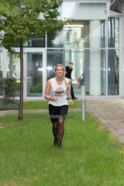Start - Nina Bergmann (finanzen.net) im runplugged shirt auf der Gewinnmesse, © runplugged/Martina Draper (16.10.2014) 