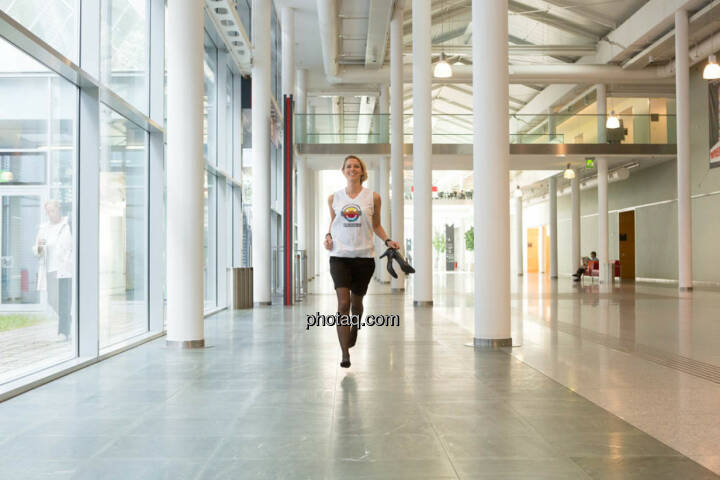 Nina Bergmann (finanzen.net) im runplugged shirt auf der Gewinnmesse, Schuhe
