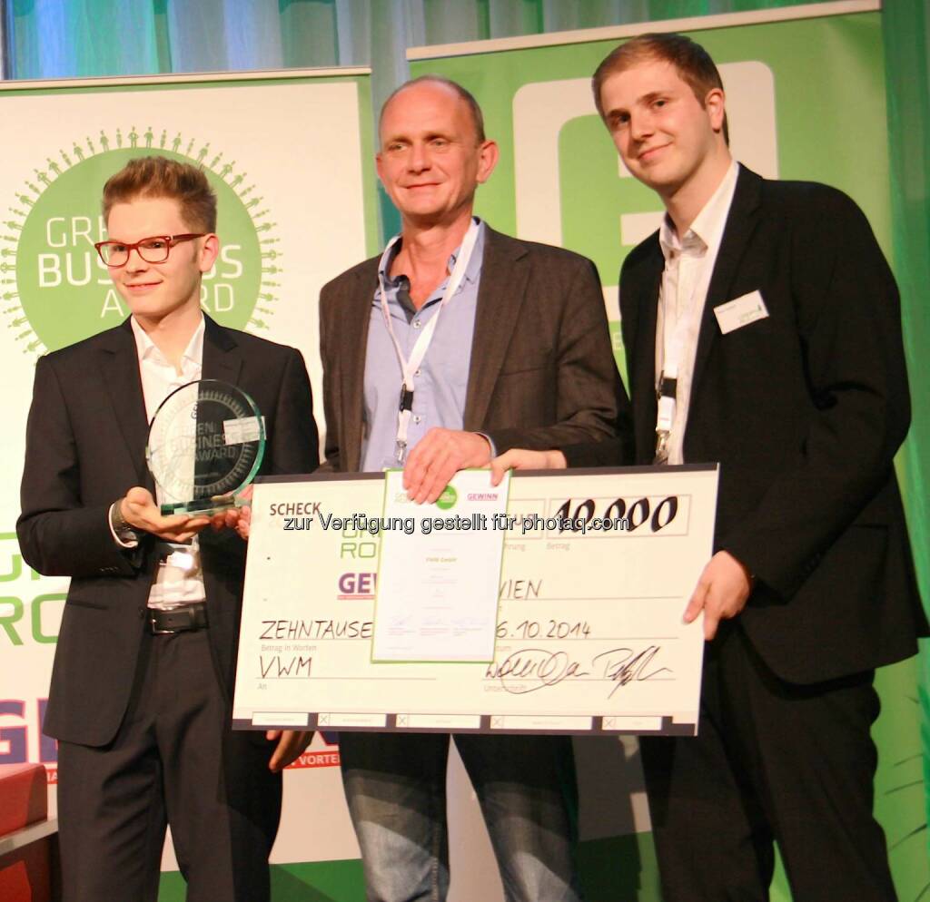 VWM Geschäftsführer und Gründer DI Wolfgang Vogl (Mitte) mit Wolfgang Deutschmann und Peter Garber (Green Rocket): Sieger des Green Business Award 2014 – , © Aussendung (17.10.2014) 