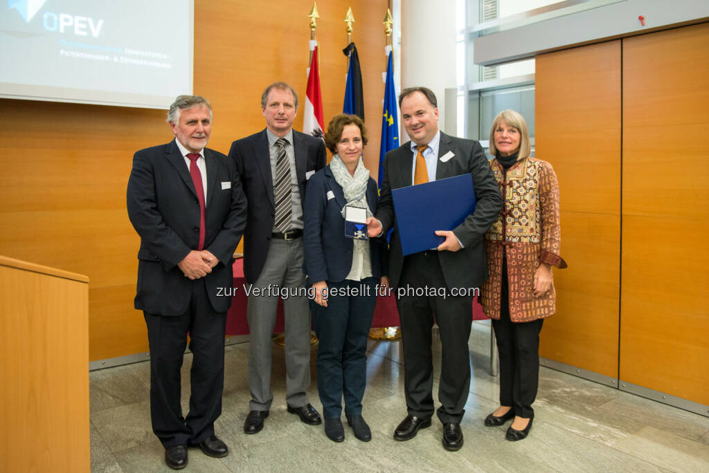 Walter Wagner (Präsident des OPEV), Werner Lackner (KTC Patentcercle), Elisabeth di Giorgio (KTC Patentcercle), Oliver Nagy (KTC Patentcercle), Univ. Prof. Gerlind Weber (Enkelin von Viktor Kaplan): : Kapsch für Innovationen mit Kaplan-Medaille ausgezeichnet, © Aussendung (17.10.2014) 