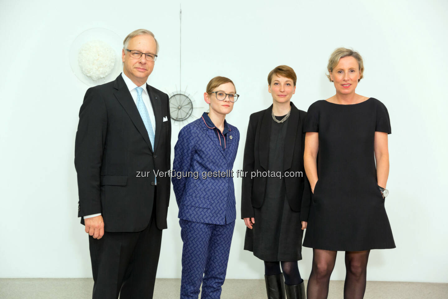 Andreas Burckhardt (Präsident des Verwaltungsrat der Baloise Group), Manuela Ammer (Kuratorin mumok), Jenni Tischer (Künstlerin) und Karola Kraus (Direktorin mumok) vor den Schenkungen Making Grid IX (links) und Making Grid II (rechts: mumok Museum Moderner Kunst: Baloise Group kauft fünf neue Werke aus der Ausstellung Jenni Tischer. Pin für das mumok an