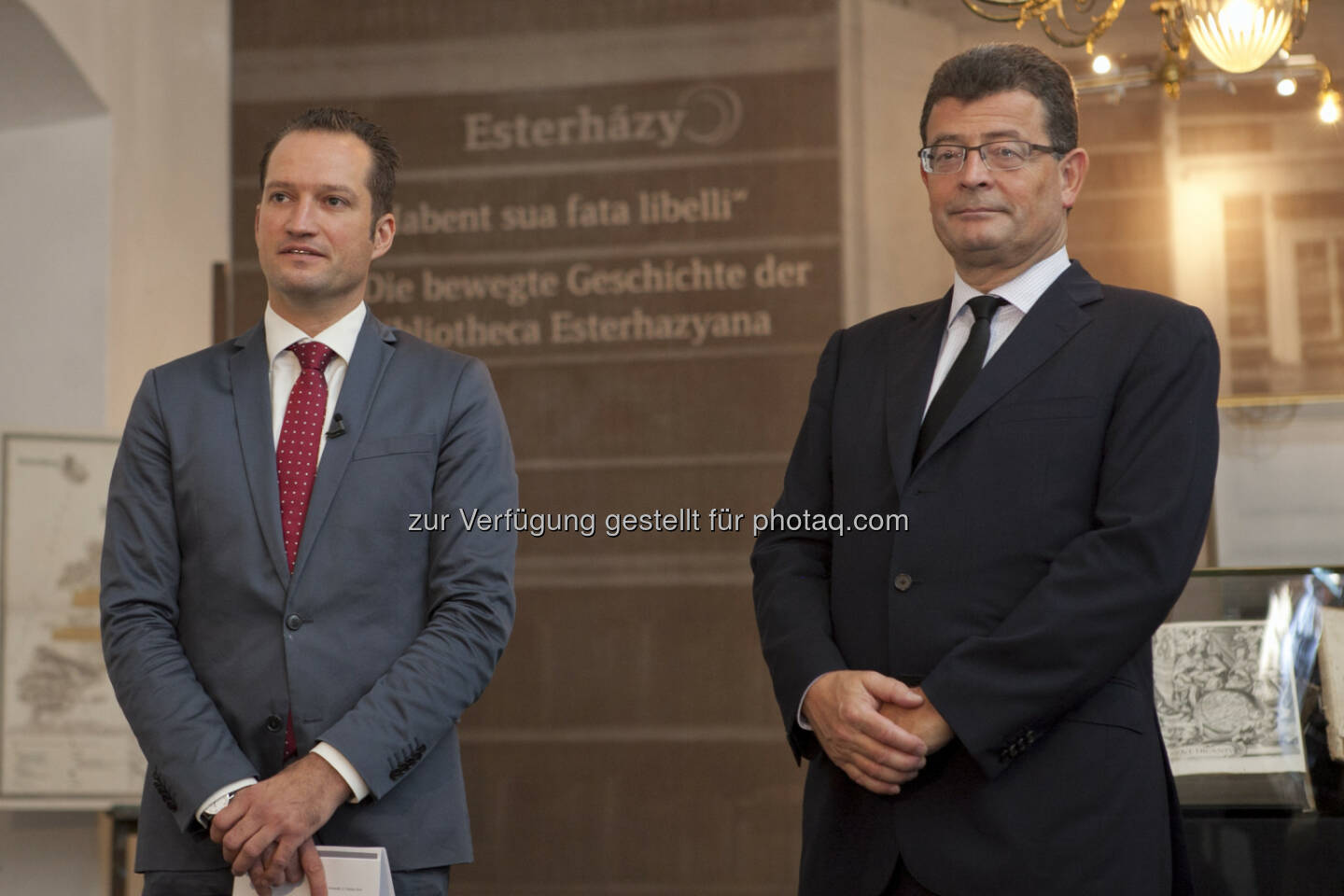 Sammlungsleiter Florian Bayer, GeneraldirektorStefan Ottrubay: Esterhazy Betriebe GmbH: Neue Ausstellung im Schloss Esterházy Bücher haben ihre bewegte Geschichte - Erfolgreiches Ausstellungsjahr 2014