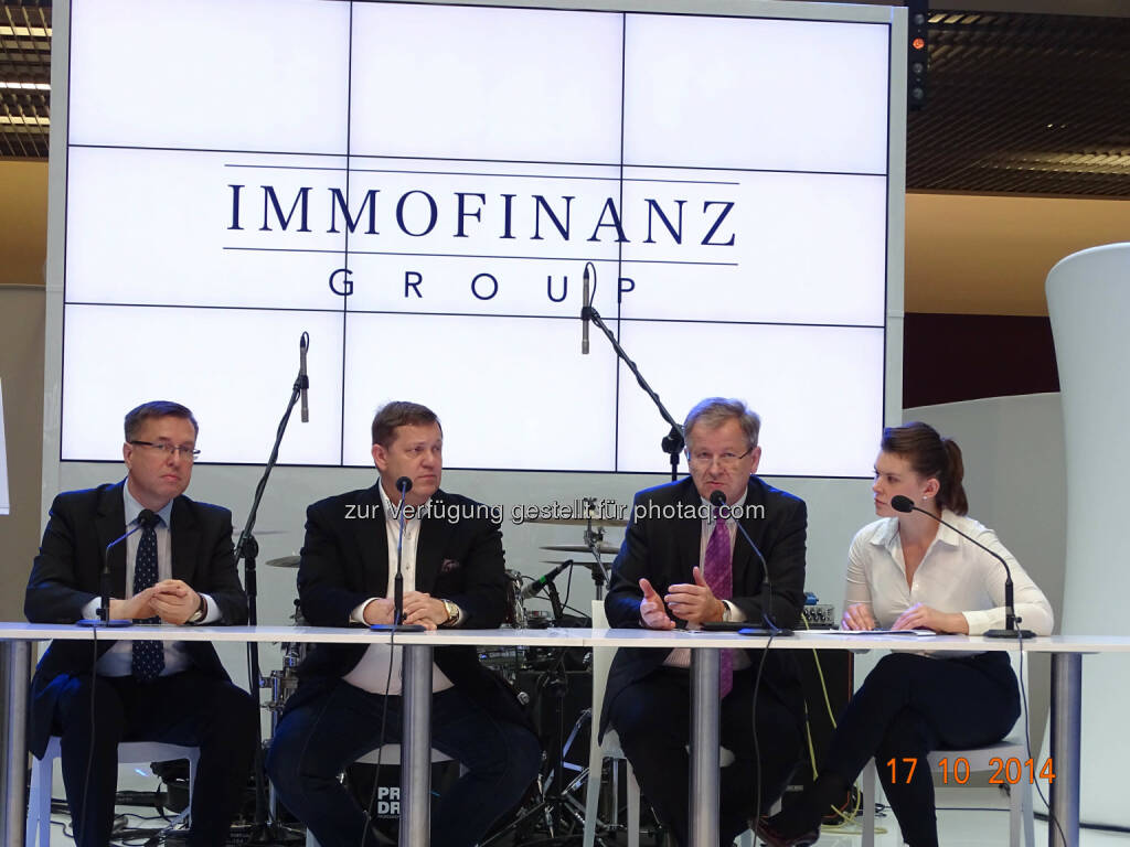 Piotr Glowski (Bürgermeister Piła); Jan Mroczka (Rank Progress, Chairman of the board of directors); Eduard Zehetner (Immofinanz Group, CEO), Anna Śron (Übersetzerin) - die Immofinanz Group hat im polnischen Piła ihr erstes Shopping Center der neuen Retail-Marke VIVO! fertiggestellt. Dieses Wochenende steht nun ganz im Zeichen der Eröffnung der rund 24.000 m² Verkaufsflächen mit renommierten Mietern wie Carrefour, H&M, Deichmann, Media Expert, Reserved, LPP und vielen anderen. (Bild: Immofinanz)
, © Aussendung (17.10.2014) 