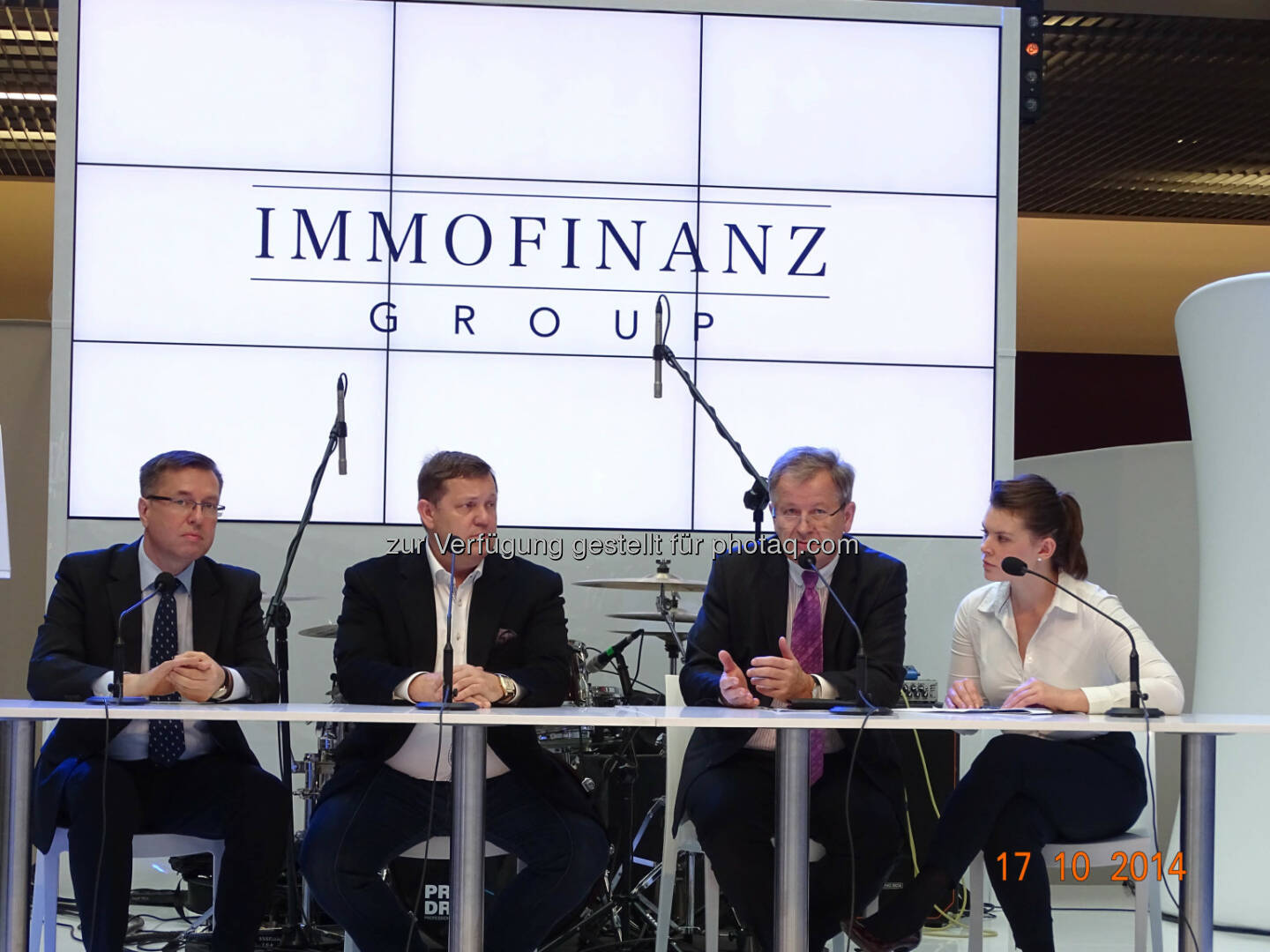 Piotr Glowski (Bürgermeister Piła); Jan Mroczka (Rank Progress, Chairman of the board of directors); Eduard Zehetner (Immofinanz Group, CEO), Anna Śron (Übersetzerin) - die Immofinanz Group hat im polnischen Piła ihr erstes Shopping Center der neuen Retail-Marke VIVO! fertiggestellt. Dieses Wochenende steht nun ganz im Zeichen der Eröffnung der rund 24.000 m² Verkaufsflächen mit renommierten Mietern wie Carrefour, H&M, Deichmann, Media Expert, Reserved, LPP und vielen anderen. (Bild: Immofinanz)
