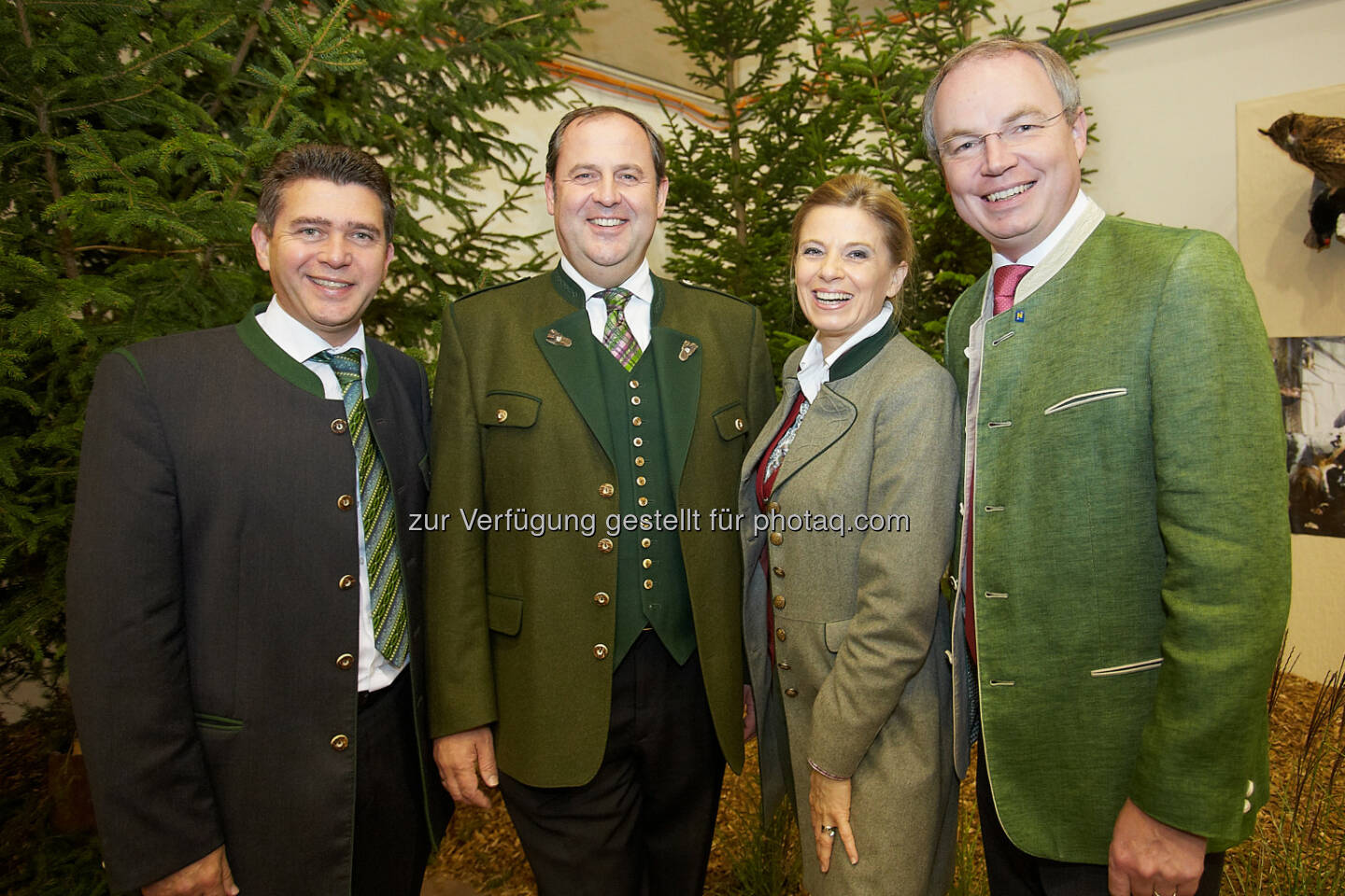 Bürgermeister der Stadt Tulln Peter Eisenschenk, Landesjägermeister Josef Pröll, Moderatorin Christa Kummer und Landesrat Stephan Pernkopf.: Messe Tulln GmbH: Die Jagdzeit Tulln ist eröffnet