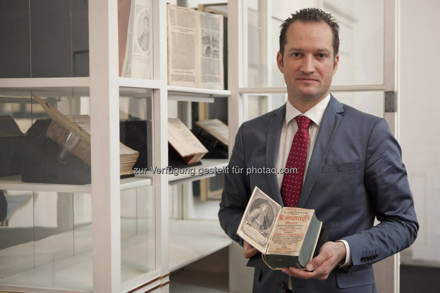 Sammlungsleiter Florian Bayer - Esterhazy Betriebe GmbH: Neue Ausstellung im Schloss Esterházy Bücher haben ihre bewegte Geschichte © Esterhazy / Schuller