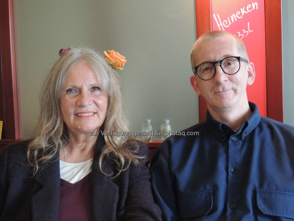 Ballorganisatorin Brigitte Martzak mit Günther Paal, seines Zeichens Gunkl: Event & Plattform gegen Tierleid: 3. Wiener Tierball  2014 am 6.11.2014 im Schutzhaus Zukunft, © Aussender (20.10.2014) 