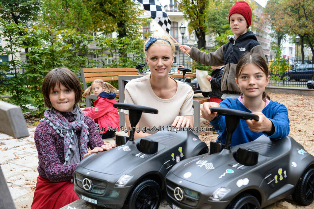 Mercedes Benz: Franziska Knuppe übergibt 16 Bobby Benz. Mercedes Benz unterstützt Kinder des Tabea.e.V. in Berlin, Foto: BrauerPhotos © H.Fuhr für Mercedes Benz, © Aussender (20.10.2014) 