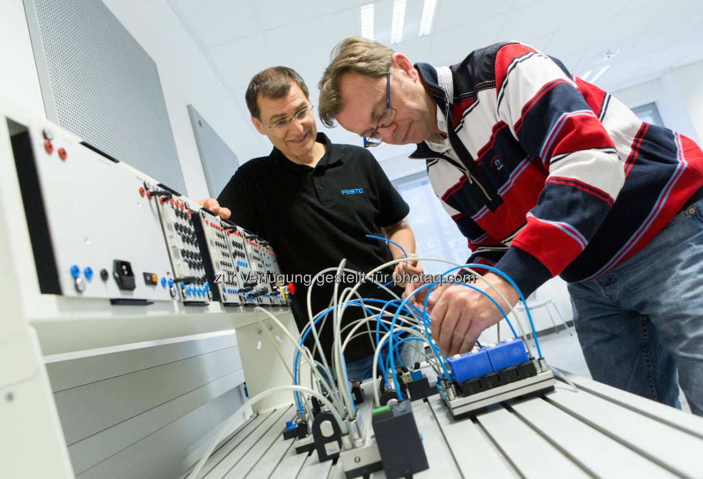 Festo bietet zertifizierte Ausbildung zum/zur MechatronikerIn. Im Fokus: Ältere TechnikerInnen