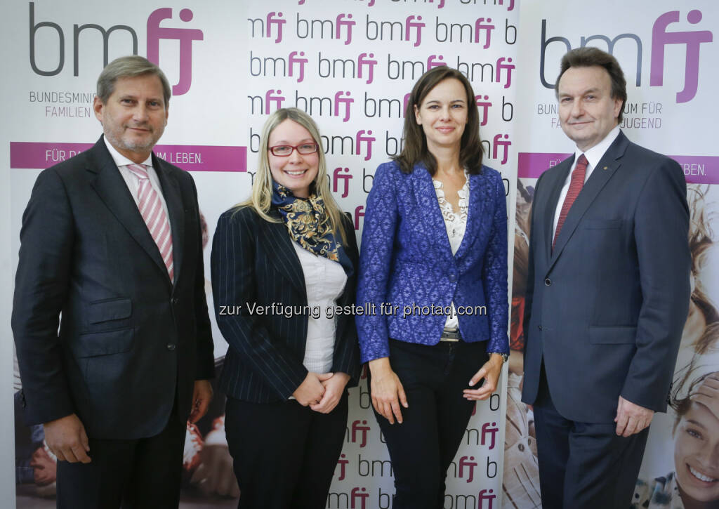 EU-Kommissar Johannes Hahn (Präsident des Ringes Österreichischer Bildungswerke), Silvia Leitner (Akzente Salzburg), Familien- und Jugendministerin Sophie Karmasin, Jörg Schielin (Spar Akademie Wien), Karmasin: Informelles Lernen ist Chance für unsere Jugend (Bild: BMFJ/Stefernik), © Aussender (20.10.2014) 