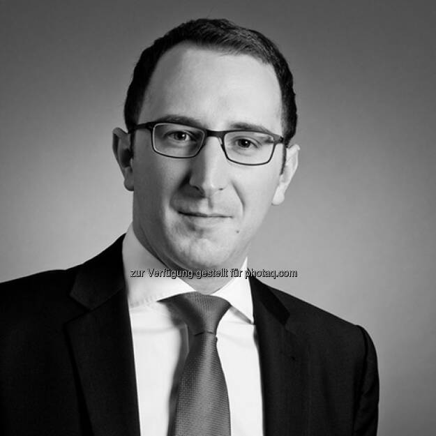 Christoph Bast (34) war bis zuletzt im Equity Research der DZ Bank AG tätig und betreut bei der equinet Bank AG ab sofort den Sektor Medien und Internet. Der Diplom-Kaufmann befasste sich im Zuge seines bisherigen beruflichen Werdegangs bereits ausgiebig mit Branchengrößen wie Axel Springer, ProSiebenSat.1 oder Sky Deutschland. Dabei greift Christoph Bast auf einen inzwischen rund zehnjährigen Erfahrungsschatz im Bereich des Investment Banking zurück. , © Aussender (20.10.2014) 