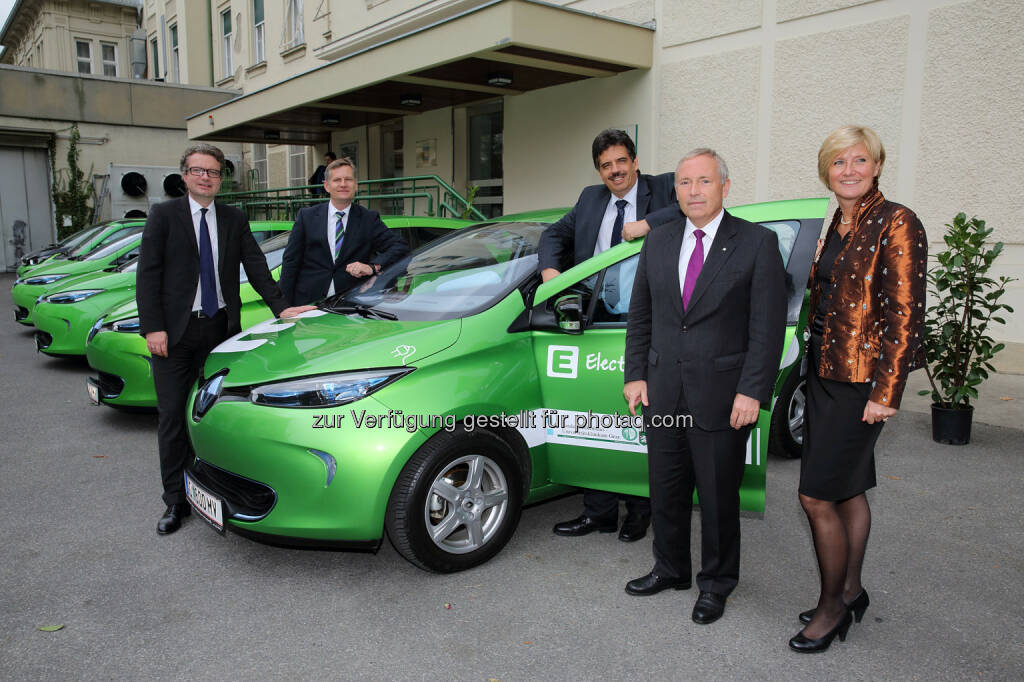 Gesundheitslandesrat Christopher Drexler, Betriebsdirektor Gebhard Falzberger, KAGes Vorstand Ernst Fartek, Vorstandssprecher Energie Steiermark Christian Purrer und Pflegedirektorin Christa Tax : Energie Steiermark AG: Strom statt Benzin am Klinikum Graz: E Steiermark übergibt 6 Elektro-Autos, © Aussendung (21.10.2014) 