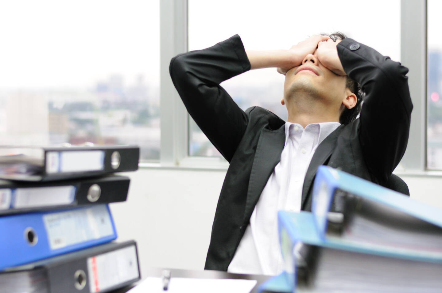 Stress, Verzweiflung, Nachdenken, Büro http://www.shutterstock.com/pic-189798017.html - www.shutterstock.com