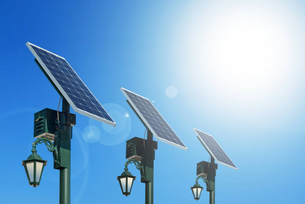 Solar, Solarlampe, http://www.shutterstock.com/de/pic-70419373/stock-photo-solar-photovoltaic-powered-lamp-posts-on-the-blue-skies-with-sun.html,  (22.10.2014) 