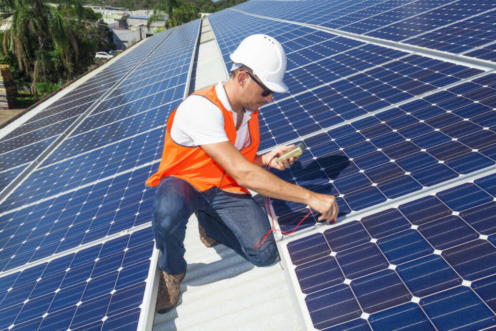 Solar, Energie, Montage, http://www.shutterstock.com/de/pic-148095986/stock-photo-young-technician-checking-solar-panels-on-factory-roof.html (22.10.2014) 