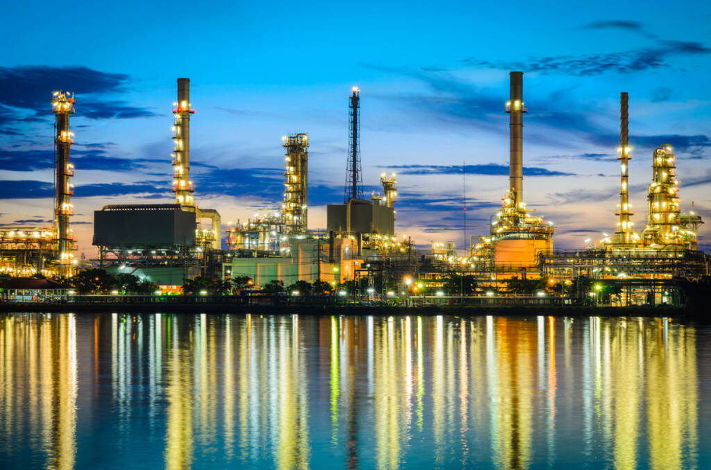 Erdöl, Ölindustrie, Raffinerie, http://www.shutterstock.com/de/pic-124674637/stock-photo-oil-refinery-at-twilight-bangkok-thailand.html (22.10.2014) 
