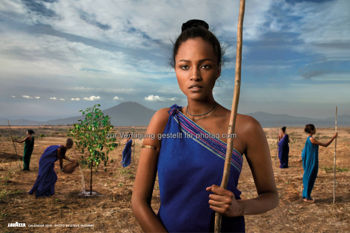 Lavazza Kaffee GmbH: Lavazza Kalender 2015: Earthdefenders - Steve McCurry porträtiert für Lavazza und Slow Food nachhaltige Projekte in Afrika