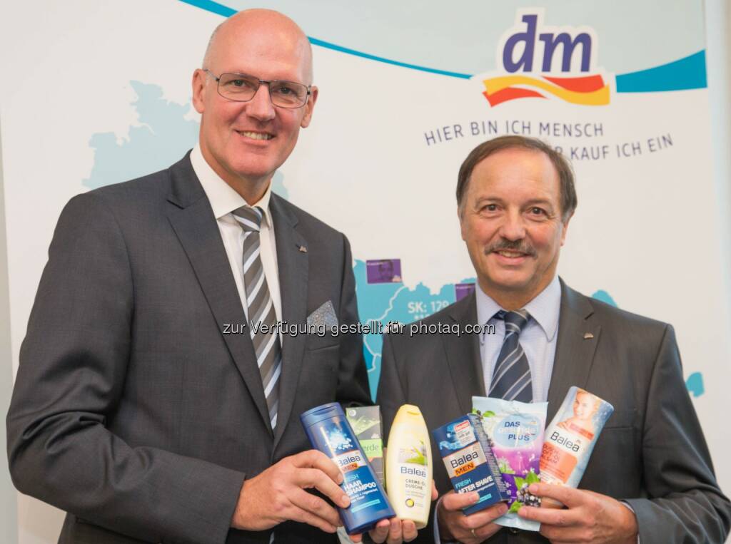  Martin Engelmann (dm Geschäftsführer), Manfred Kühner (dm Geschäftsführer): dm drogerie markt GmbH: Kunden belohnen dm mit Rekordumsatz, © Aussender (23.10.2014) 