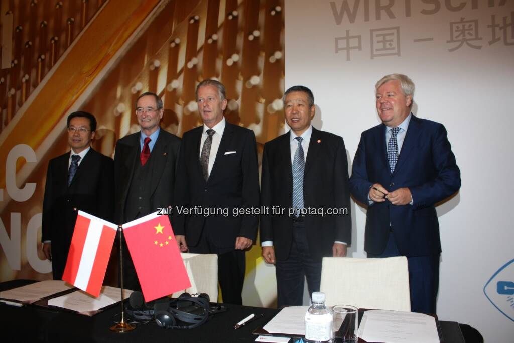 Pang Zhen, Vice President Civil Aircraft of Avic; Wirtschaftskammerpräsidenten Christoph Leitl; Vizekanzler Reinhold Mitterlehner; Geng Ruguang, Chairman of the Supervisory Board of Avic und Facc CEO Walter Stephan: Facc AG baut Marktposition in Wachstumsregion China aus, © Aussendung (23.10.2014)