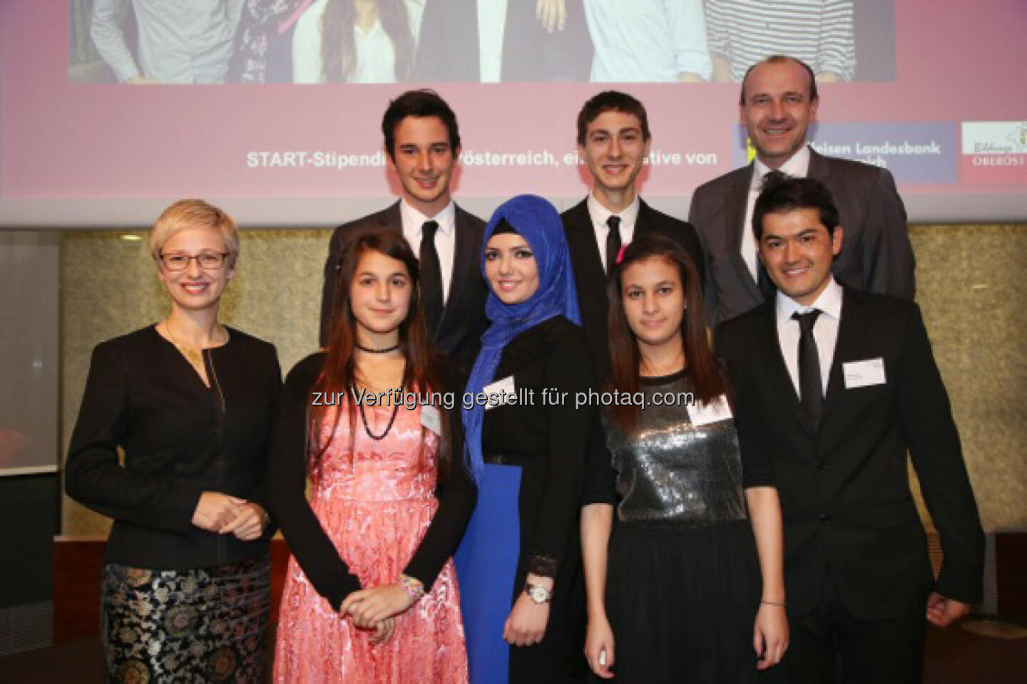 Bildungslandesrätin Doris Hummer und Bernhard Marckhgott, MIM, Leitung Public Affairs der Raiffeisenlandesbank OÖ, mit den Start Oberösterreich-Stipendiaten: Raiffeisenlandesbank OÖ: Junge Menschen mit Migrationshintergrund werden am Weg zur Matura begleitet