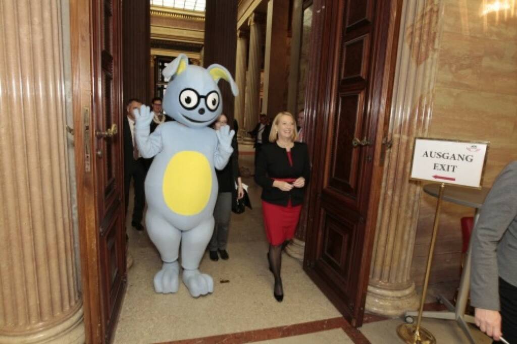 Nationalratspräsidentin Doris Bures mit dem Demokratiewerkstattmaskottchen Lesko, © Parlamentsdirektion / Bildagentur Zolles KB / Martin Steiger (26.10.2014) 