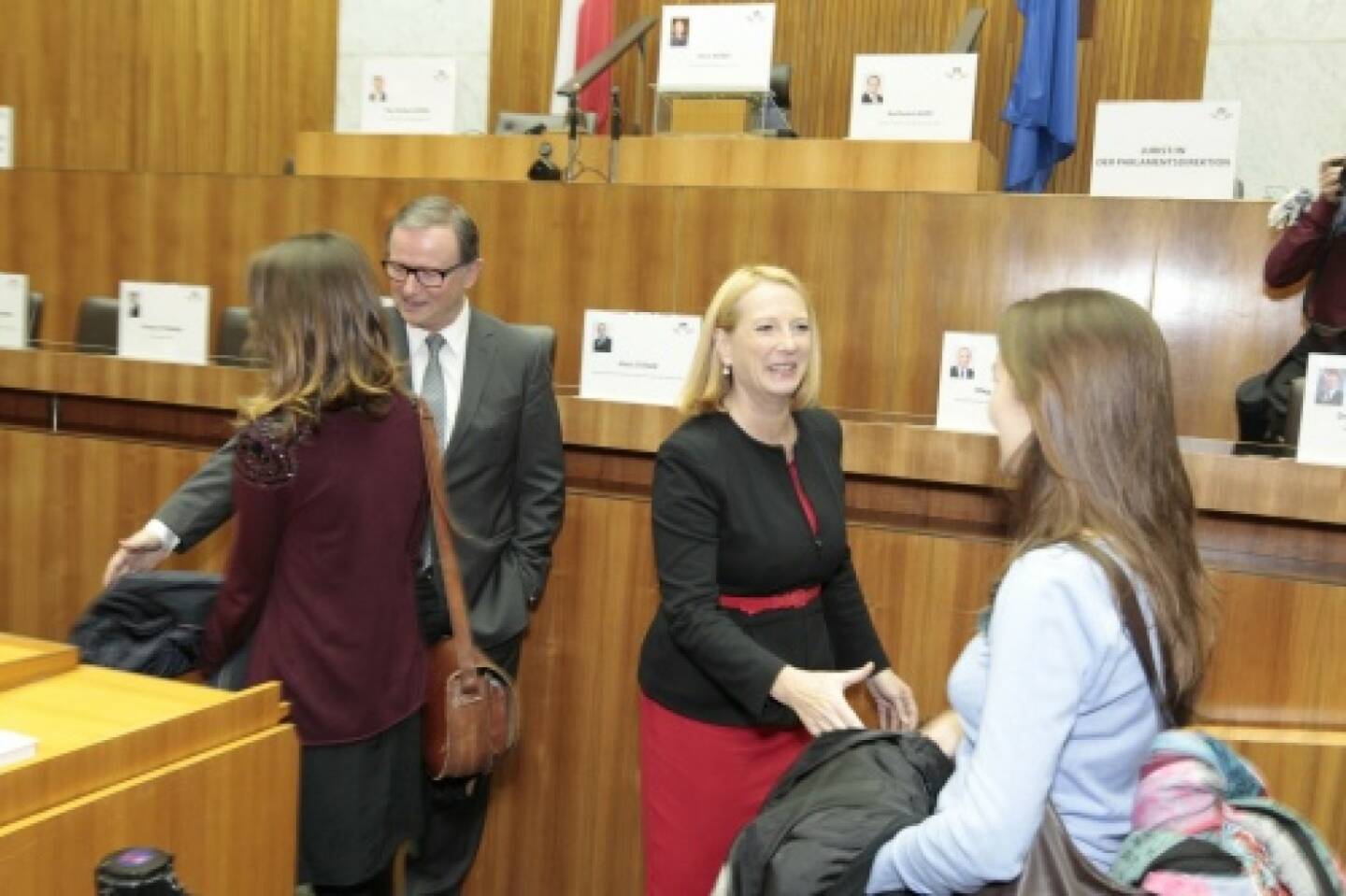 Nationalratspräsidentin Doris Bures und Zweiter Nationalratspräsident Karlheinz Kopf im Gespräch mit BesucherInnen