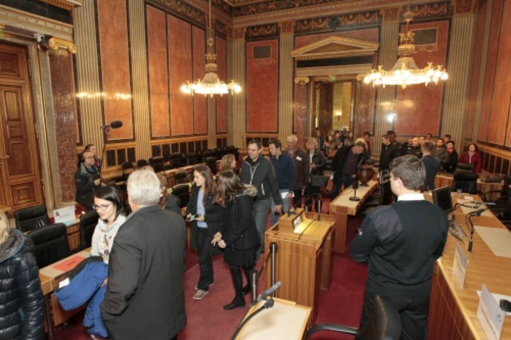 BesucherInnen im Bundesratssitzungssaal, © Parlamentsdirektion / Bildagentur Zolles KB / Martin Steiger (26.10.2014) 