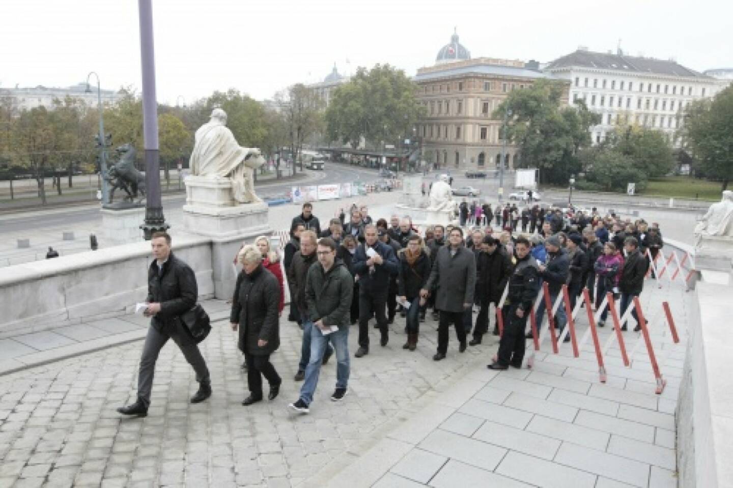 BesucherInnen warten vor dem Parlamentsgebäude