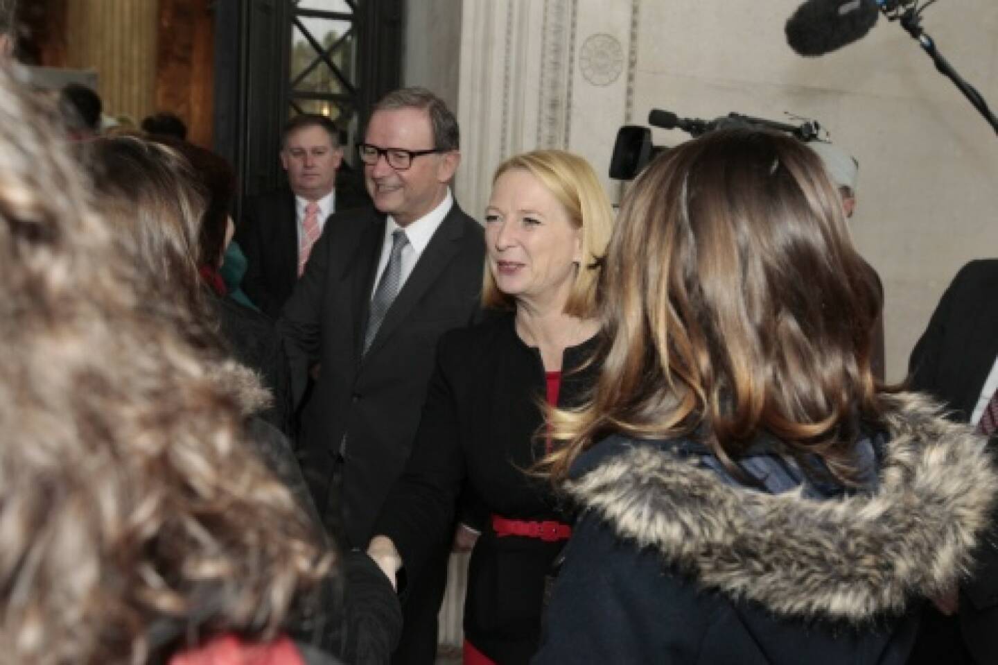 Nationalratspräsidentin Doris Bures und Zweiter Nationalratspräsident Karlheinz Kopf begrüssen die BesucherInnen