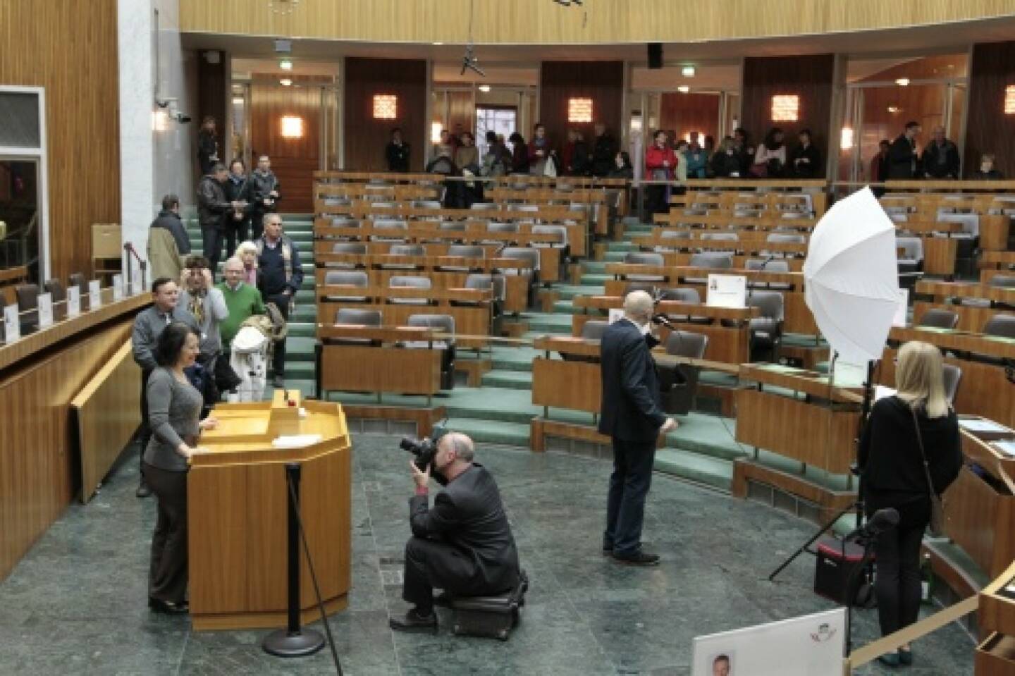 Am Rednerpult im Nationalratsitzungssaal können sich die BesucherInnen fotografieren lassen