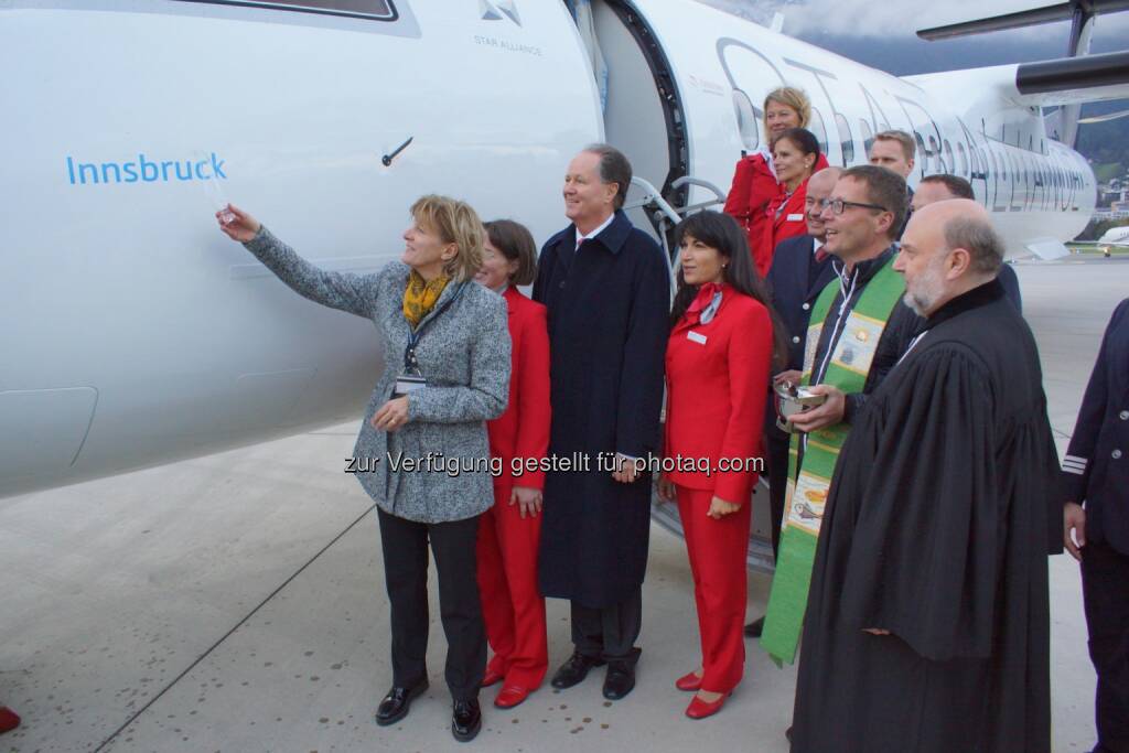 Pfarrer Franz Troyer (mit Brille) und Pfarrer Bernhard Groß, Innsbrucks Bürgermeisterin Christine Oppitz-Plörer, Austrian CEO Jaan Albrecht mit der OE-LGO „Innsbruck“ in der Hauptrolle - Neues Austrian-Flugzeug auf den Namen „Innsbruck“ getauft, © Aussendung (27.10.2014) 