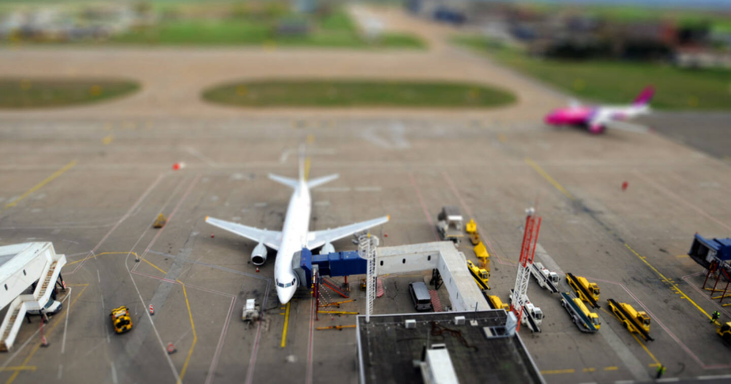 Flughafen, Flugzeug, Luftfahrt, http://www.shutterstock.com/de/pic-135158027/stock-photo-airport-platform.html