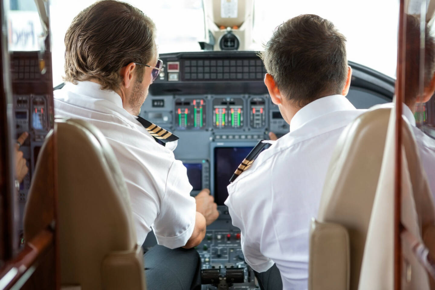 Cockpit, Flugzeug, Luftfahrt, Pilot, steuern, fliegen, http://www.shutterstock.com/de/pic-167757590/stock-photo-rear-view-of-pilot-and-copilot-in-private-jet-cockpit.html