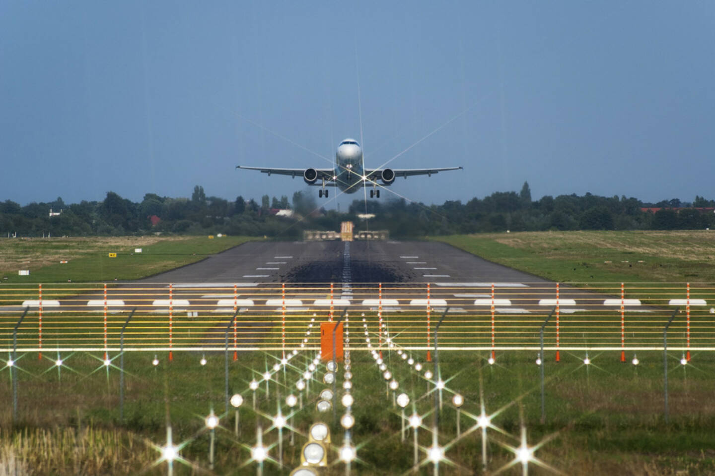 Landebahn, Flughafen, Flugzeug, Anflug, landen, starten, Abflug, Luftfahrt, abheben, http://www.shutterstock.com/de/pic-96328385/stock-photo-takeoff-of-the-jet-passenger-plane.html