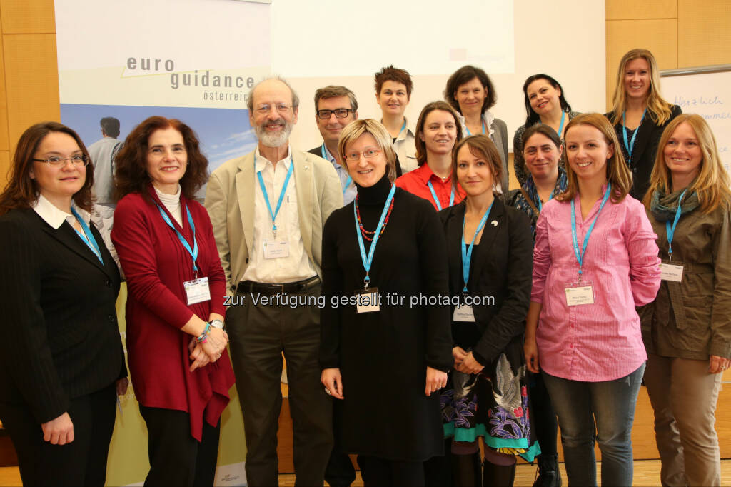 Ida Karner (OeAD, Nationalagentur Lebenslanges Lernen), Carin Dániel Ramírez-Schiller (OeAD, Nationalagentur Lebenslanges Lernen), Peter Plant (Aarhus University), Antje Barabasch (Cedefop), Martina Maurer (AMS), Milica Tomić (Beratungszentrum für Migranten und Migrantinnen, Anlaufstellenkoordination), Renate Rechner (steps4you), 2. Reihe hinten: Gerhard Krötzl (BMBF), Karin Hirschmüller (OeAD, Nationalagentur Lebenslanges Lernen), Kristin Auer (Bildungszentrum im Wissenschaftsladen Bonn), Eva Baloch-Kaloianov (OeAD, Nationalagentur Lebenslanges Lernen), Barbara Leymüller (Verein B7 – Arbeit und Leben), Maria Theresia Bachmann (Teilnehmerin), Melanie Wetzer (OeAD, Nationalagentur Lebenslanges Lernen): OeAD (Österreichische Austauschdienst)-GmbH: Karriereberatung hilft in allen Jobphasen, © Aussendung (29.10.2014) 