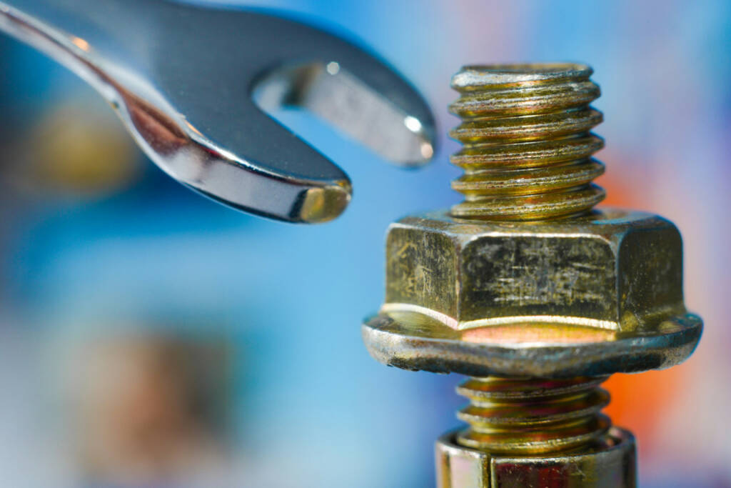 lockern, Schraube, befestigen, fest, anziehen, http://www.shutterstock.com/de/pic-129363620/stock-photo-chrome-spanner-with-nut-and-bolt.html, © www.shutterstock.com (23.03.2025) 