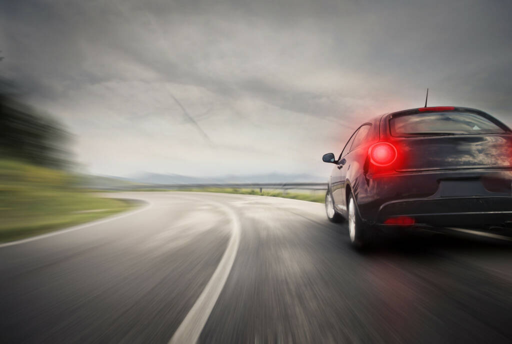 Bremslicht, Schlusslicht, bremsen, Auto, Mobilität, fahren, Landstrasse, freie Fahrt, http://www.shutterstock.com/de/pic-157599014/stock-photo-sportive-sport-car-on-the-road.html, © www.shutterstock.com (22.03.2025) 